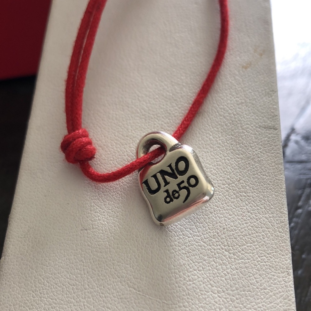 Adjustable red  bracelet with two knots and a silver-plated UNOde50  charm. - Picture 3 of 6